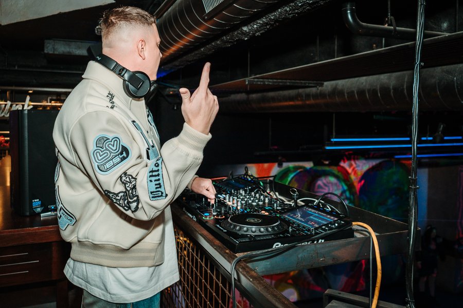 Yuri Kay at the decks
